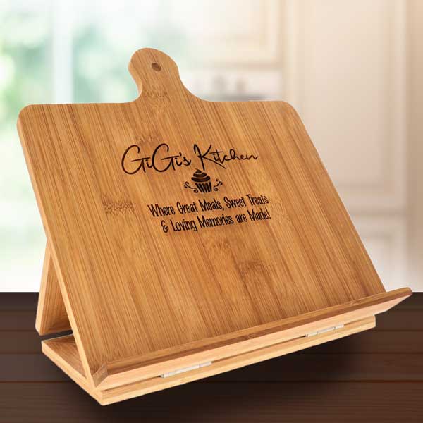 http://gkgrand.gifts/cdn/shop/products/GiGis-Kitchen-Great-Meals-Sweet-Treats-Loving-Memories-Bamboo-Recipe-Holder_BRH-LG-99-3012.jpg?v=1614017195